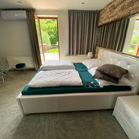 Dom V Strani * Poniky